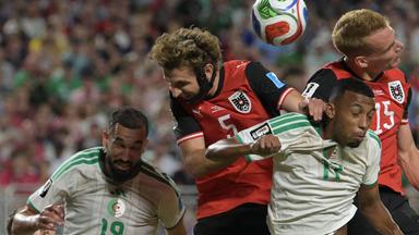 In der WM-Partie zwischen Algerien und Österreich kämpfen nach einer Ecke die österreichischen Nationalspieler Stefan Posch und Philipp Lienhart gegen ihre algerischen Kontrahenten um den Ball
