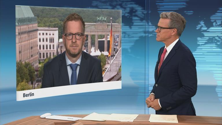 ZDF-Korrespondent Bernd Benthin berichtet ins ZDFheute-Studio.