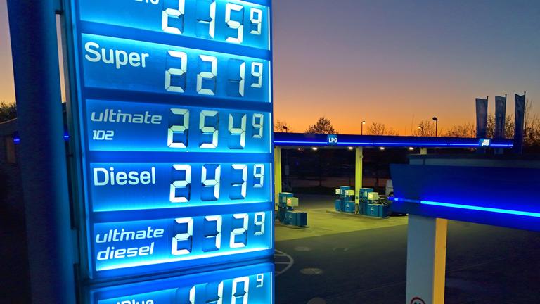 Benzin- und Dieselpreise an einer Tankstelle