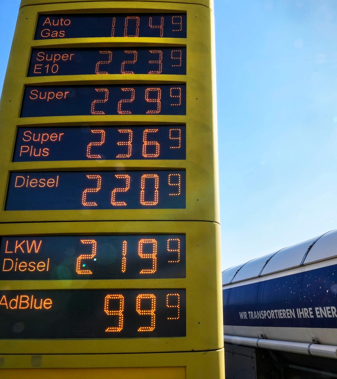 Gelsenkirchen, 07.03.2022: Preisanzeige einer Tankstelle