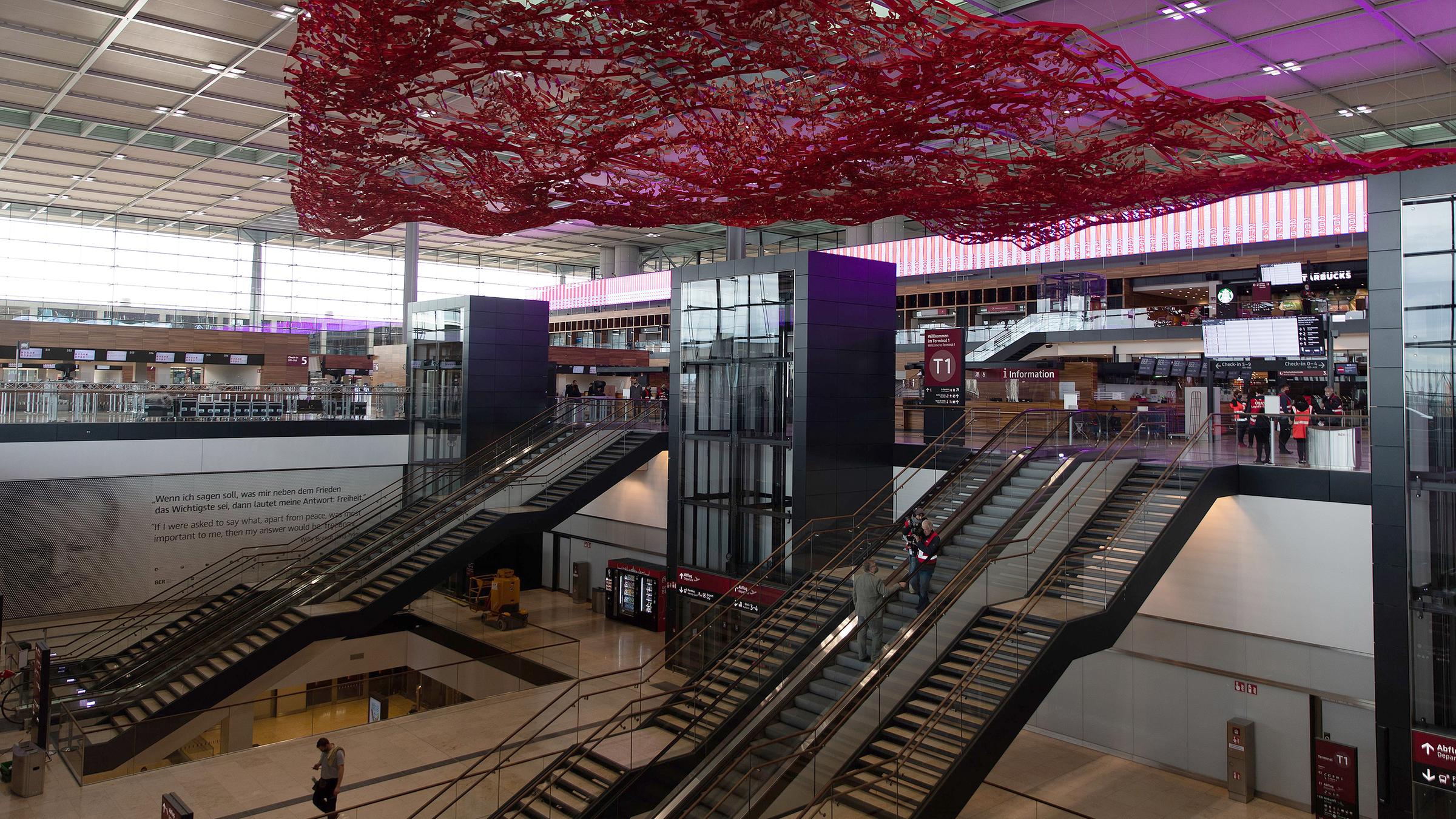 Aufgang zur Check-In-Halle von Terminal 1 des BER
