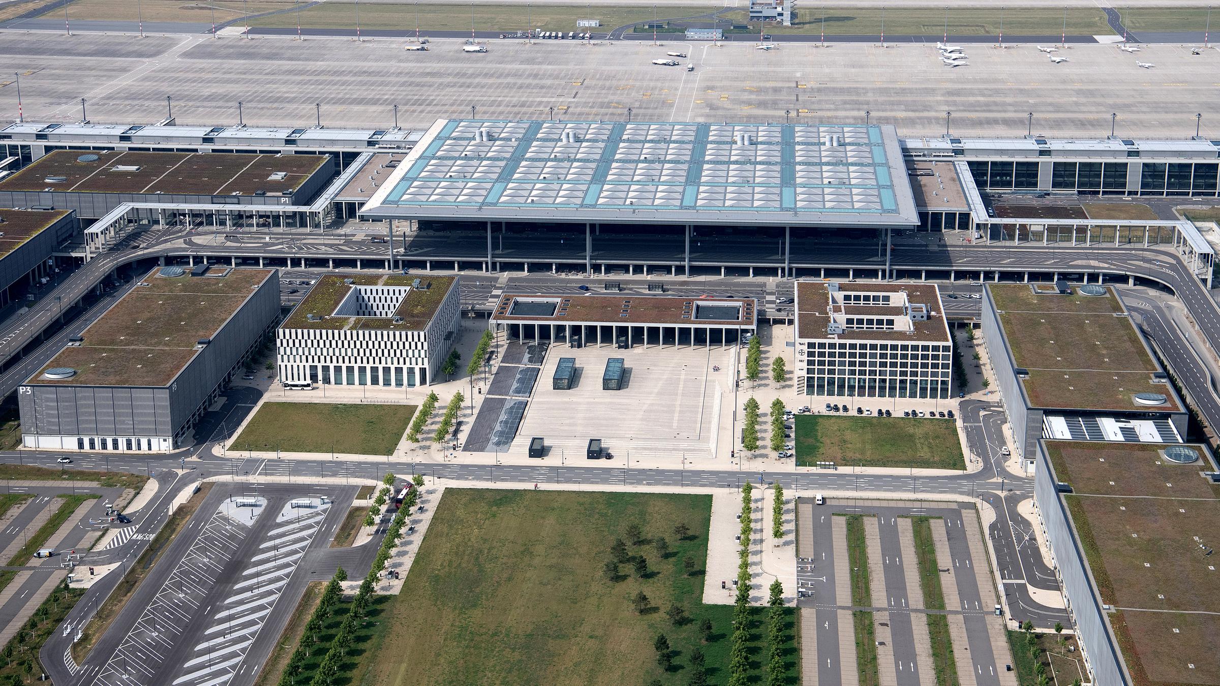 Archiv: Das Hauptterminal des Hauptstadtflughafens BER in Schönefeld.