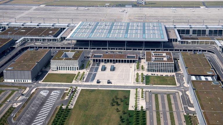 Archiv: Das Hauptterminal des Hauptstadtflughafens BER in Schönefeld.
