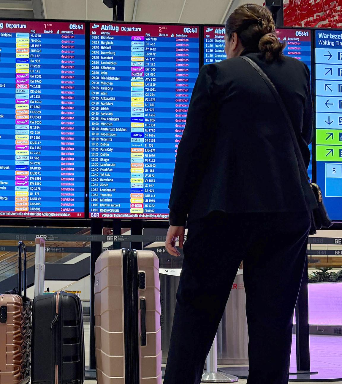 Ein Mann steht in der Halle des Flughafens BER an einer Informationstafel, die alles Flüge als gestrichen anzeigt, aufgenommen am 18.03.2026