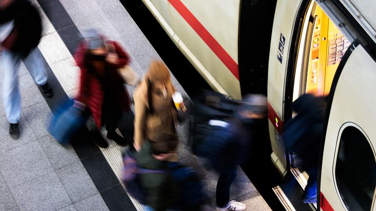 13.02.2026, Berlin: Passagiere betreten im Hauptbahnhof einen ICE. 