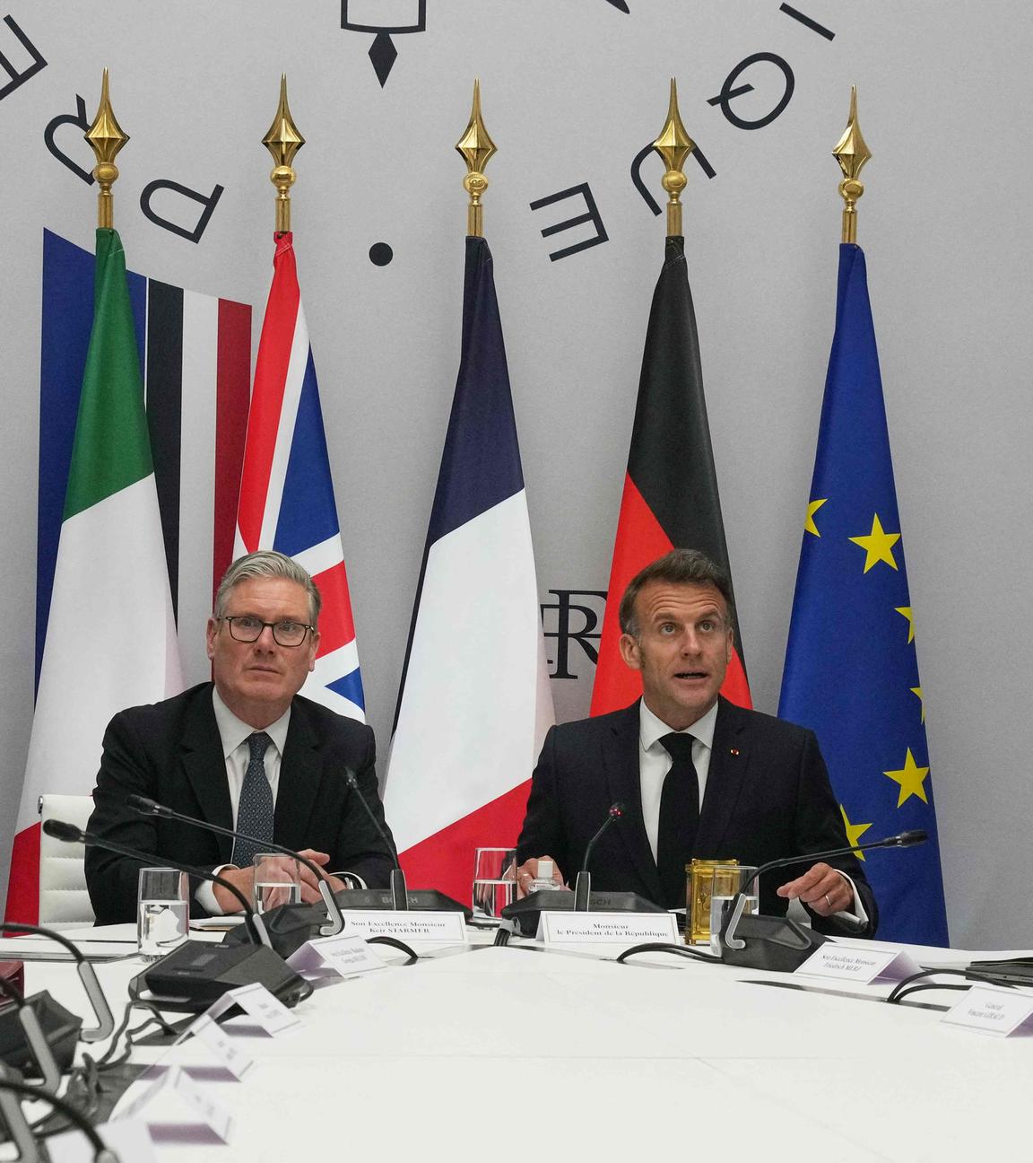 17.04.2026, Frankreich, Paris: Die italienische Ministerpräsidentin Giorgia Meloni (l-r), der britische Premierminister Keir Starmer, der französische Präsident Emmanuel Macron und der deutsche Bundeskanzler Friedrich Merz nehmen im Pariser Elysee-Palast an einem internationalen Gipfeltreffen zu den Bemühungen um die Wiederöffnung der Straße von Hormus teil.