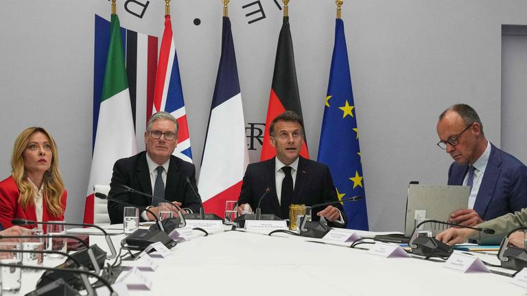 17.04.2026, Frankreich, Paris: Die italienische Ministerpräsidentin Giorgia Meloni (l-r), der britische Premierminister Keir Starmer, der französische Präsident Emmanuel Macron und der deutsche Bundeskanzler Friedrich Merz nehmen im Pariser Elysee-Palast an einem internationalen Gipfeltreffen zu den Bemühungen um die Wiederöffnung der Straße von Hormus teil.