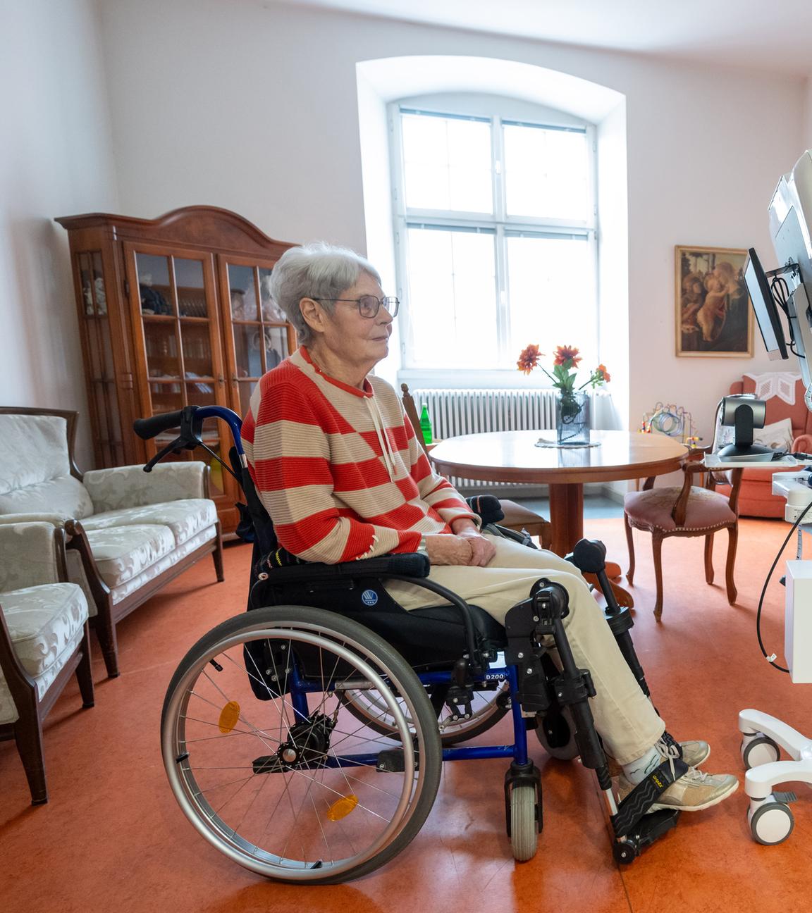 Rheinland-Pfalz, Trier: Pflegefachkraft ruft in einer gestellten Szene im Altenwohn- und Pflegeheim der Vereinigten Hospitien in Trier das Krankenblatt von Heimbewohnerin auf dem Teledoc-Rollständer auf.