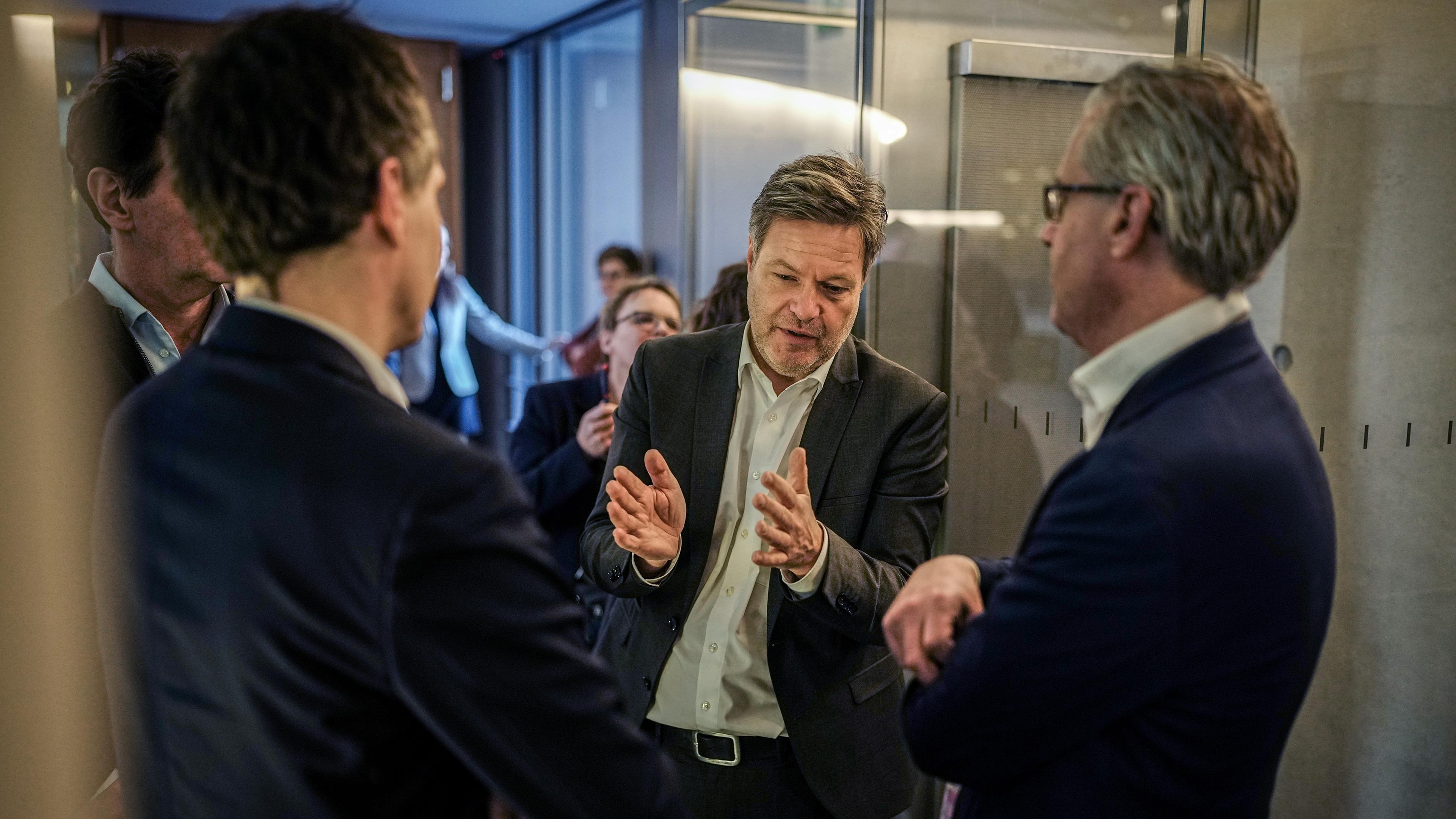 Berlin: Robert Habeck (Bündnis 90/Die Grünen), Bundesminister für Wirtschaft und Klimaschutz, spricht vor dem Sitzungssaal bei der Bereinigungssitzung des Haushaltsausschuss des Bundestags mit Journalisten.
