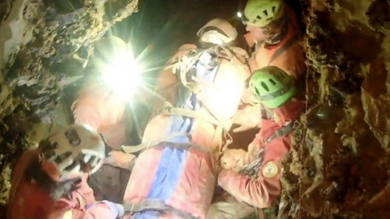 Rettungskräfte in Höhle mit verunglückter Forscherin