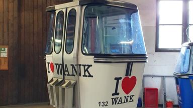 Eine Gondel der Wankbahn mit dem Logo "I love Wank" in einer Seilbahnstation.
