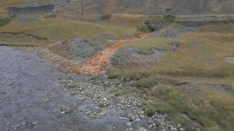 Fluss, in den bleihaltiges Wasser aus einem ehemaligen Bergwerk in Wales fließt