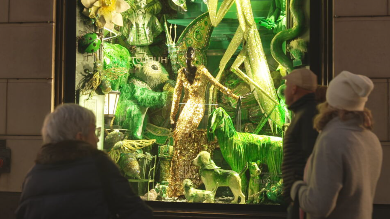 Passanten stehen vor einem Schaufenster von "Bergdorf & Goodman" auf der Fifth Avenue.