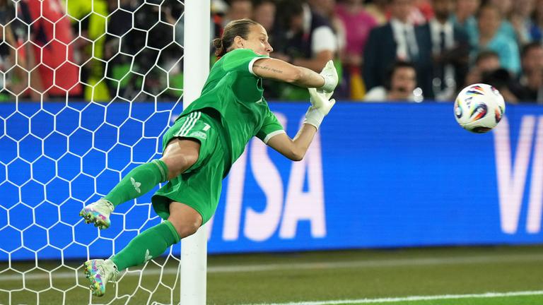 Ann-Katrin Berger hält einen Ball