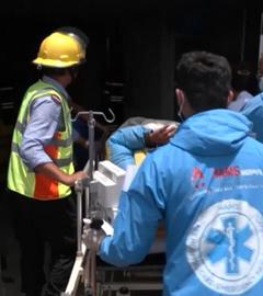 Der vermisste Bergführer vom Mount Everest wurde gefunden. Hier wird er gerade auf einer Liege in ein Krankenhaus in Kathmandu transportiert.
