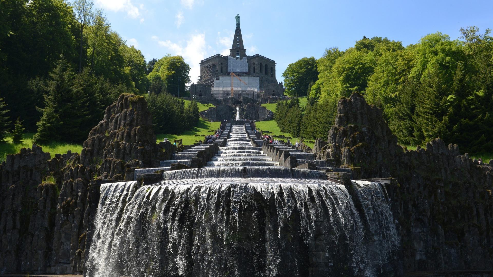 Wasserspiele im Bergpark Wilhelmshöhe unterhalb des Herkules in Kassel