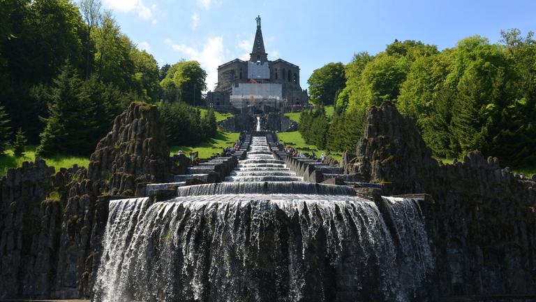 Wasserspiele im Bergpark Wilhelmshöhe unterhalb des Herkules in Kassel