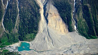 Lötschental von oben mit der abgebrochenen Bergwand und dem verschütteten Dorf Blatten