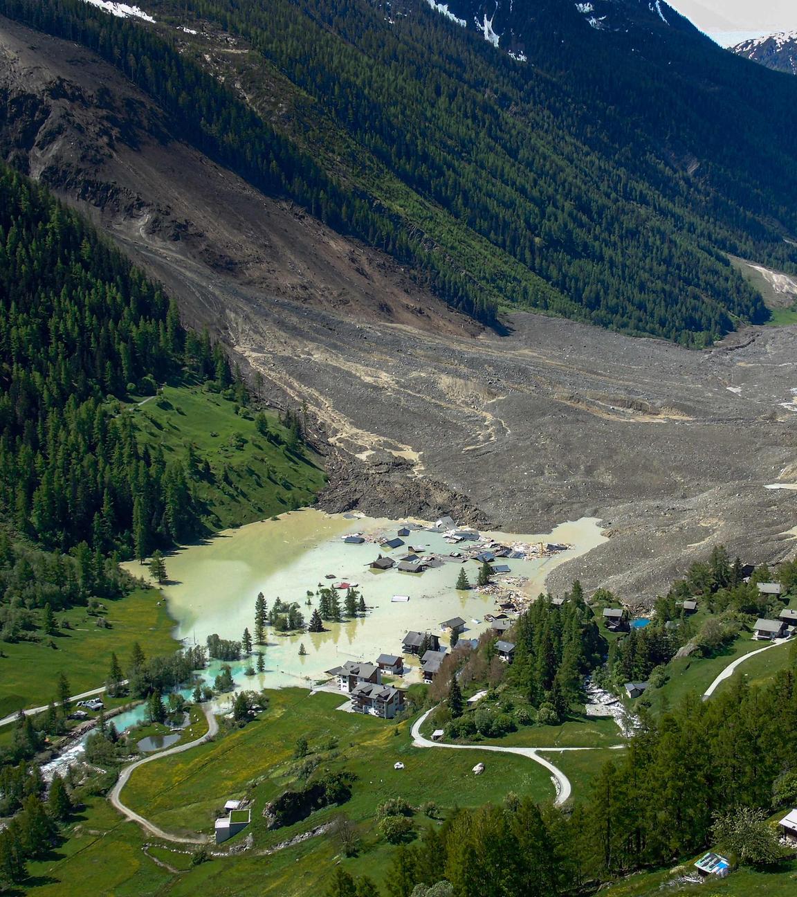 Das kleine Dorf Blatter am Bietschhorn in den Schweizer Alpen wurde am 29. Mai 2025 in Blatten durch einen Erdrutsch zerstört, nachdem am Vortag ein Teil des riesigen Birch-Gletschers eingebrochen und vom Fluss Lonza verschluckt worden war.