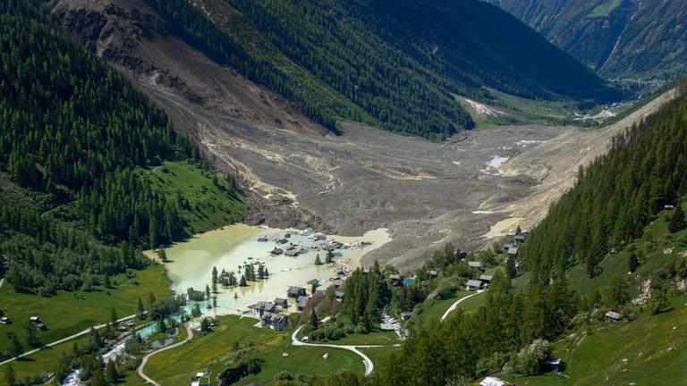 Das kleine Dorf Blatter am Bietschhorn in den Schweizer Alpen wurde am 29. Mai 2025 in Blatten durch einen Erdrutsch zerstört, nachdem am Vortag ein Teil des riesigen Birch-Gletschers eingebrochen und vom Fluss Lonza verschluckt worden war.
