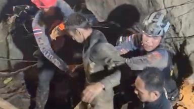 Dieses von der Association Of Volunteers For Lao People zur Verfügung gestellte Video zeigt, wie Retter den ersten von fünf Dorfbewohnern (M) evakuieren, die in einer Höhle in der Provinz Xaisomboun, eingeschlossen waren.