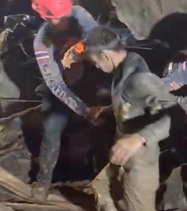 Dieses von der Association Of Volunteers For Lao People zur Verfügung gestellte Video zeigt, wie Retter den ersten von fünf Dorfbewohnern (M) evakuieren, die in einer Höhle in der Provinz Xaisomboun, eingeschlossen waren.