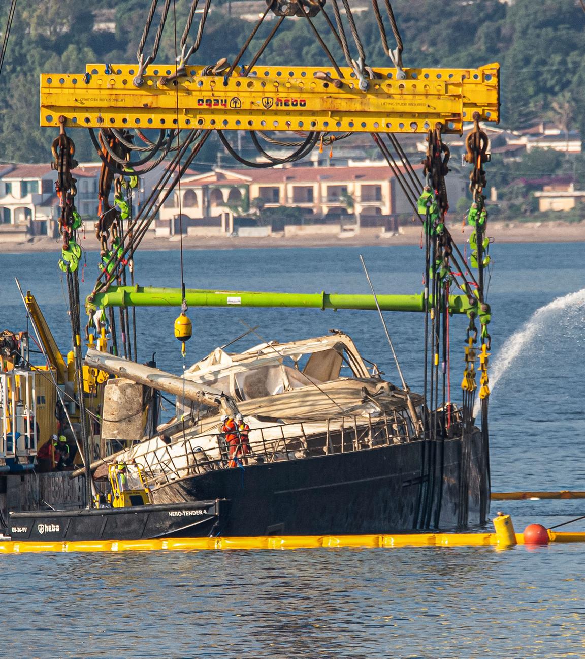 Der Rumpf der Superyacht "Bayesian", die am 19. August 2024 in der Nähe von Palermo, Sizilien, gesunken ist, wird am 21.06.2025, während der Bergungsarbeiten vor dem Dorf Porticello von Kränen angehoben.