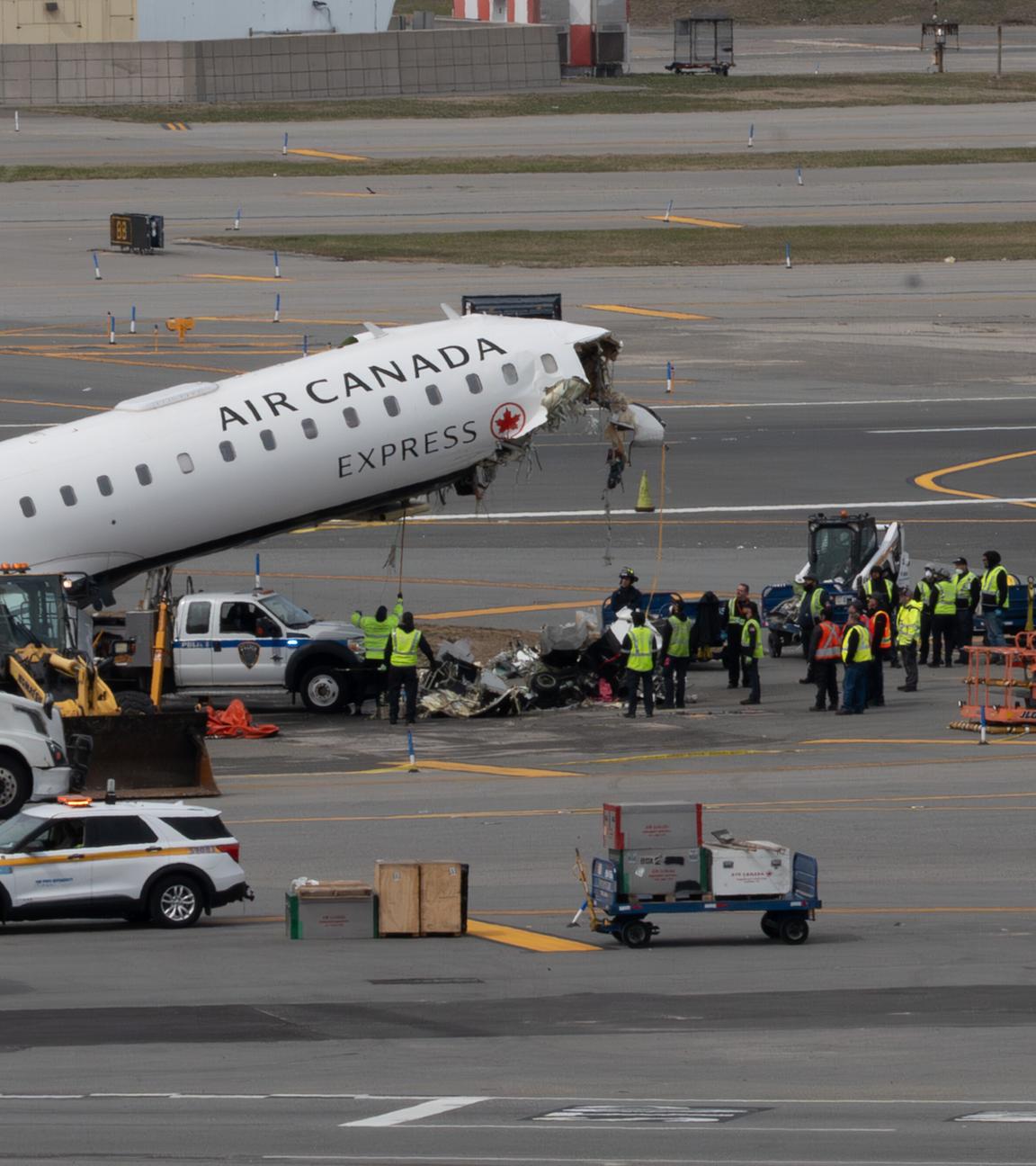 Am 25.03.2026, ist am Terminal B des Flughafens LaGuardia in Queens, New York, die Bergung des Wracks des Air Canada Express-Flugs 8646 zu sehen.