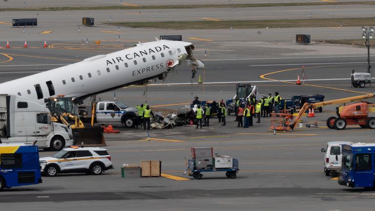 Am 25.03.2026, ist am Terminal B des Flughafens LaGuardia in Queens, New York, die Bergung des Wracks des Air Canada Express-Flugs 8646 zu sehen.