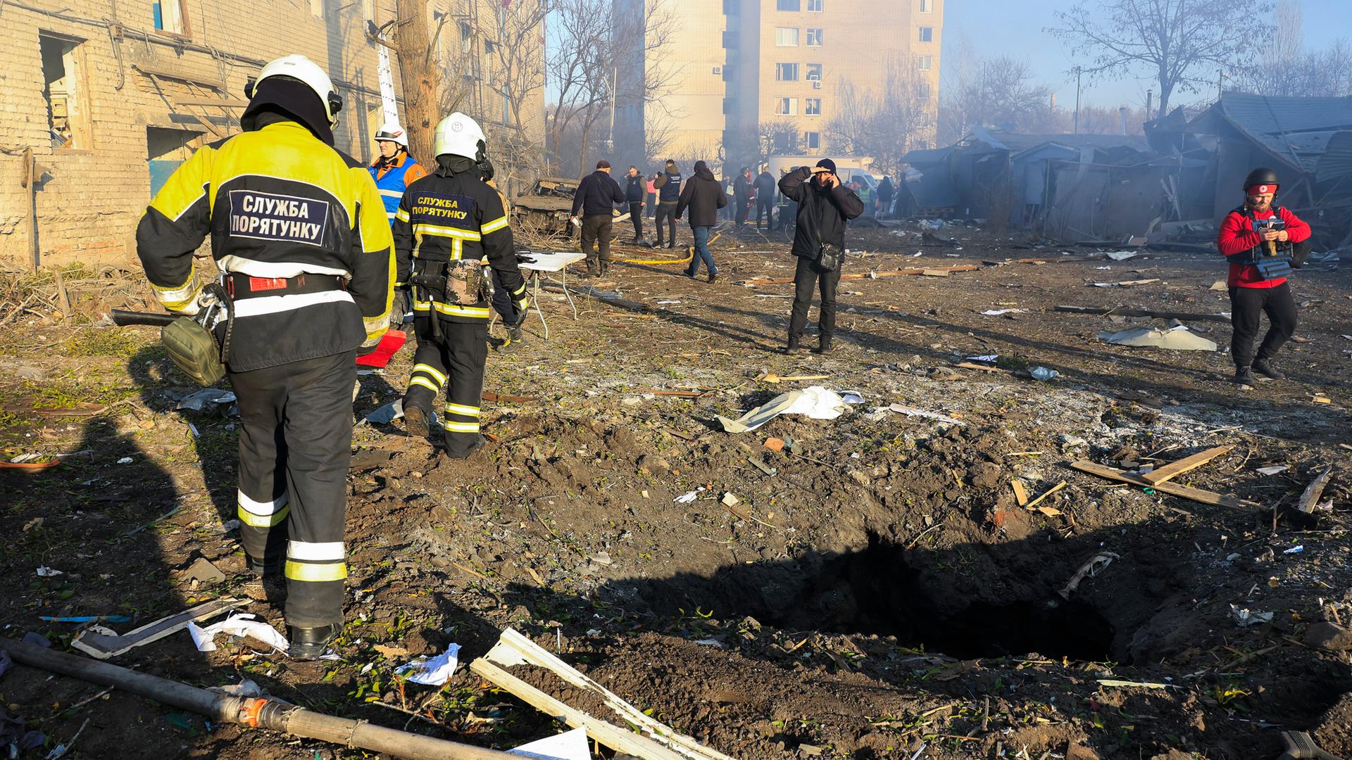 Ukrainische Rettungskräfte arbeiten am 7. März 2025 während der russischen Invasion an einem Ort russischen Beschusses in der Nähe eines Wohngebäudes in Charkiw im Nordosten der Ukraine.