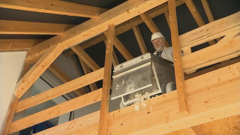 Bergmann arbeitet im Bergwerk.