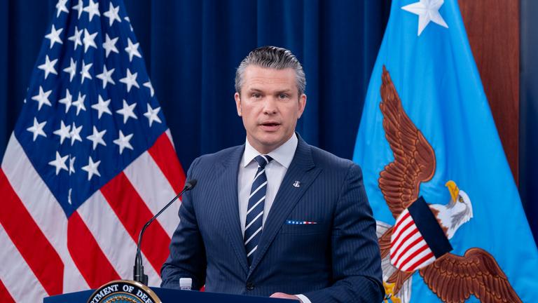 Pete Hegseth im Anzug bei Pressekonferenz