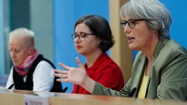Die Unabhängige Bundesbeauftragte für Fragen des sexuellen Kindesmissbrauchs (UBSKM) der deutschen Bundesregierung, Kerstin Claus (rechts), gestikuliert neben der Vorsitzenden der Unabhängigen Bundeskommission zur Aufklärung von sexuellem Kindesmissbrauch, Julia Gebrande (Mitte), und dem Mitglied des Rates der Betroffenen bei der Bundesbeauftragten (UBSKM) Angela Marquardt (links) während einer Pressekonferenz zur Vorstellung des Berichts über sexuelle Gewalt und Missbrauch an Kindern und Jugendlichen im Haus der Bundespressekonferenz in Berlin.
