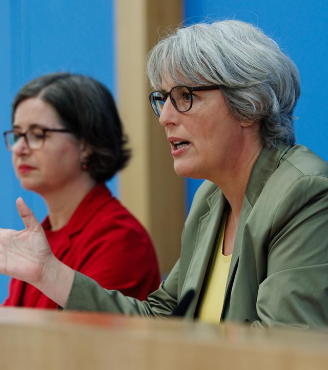 Die Unabhängige Bundesbeauftragte für Fragen des sexuellen Kindesmissbrauchs (UBSKM) der deutschen Bundesregierung, Kerstin Claus (rechts), gestikuliert neben der Vorsitzenden der Unabhängigen Bundeskommission zur Aufklärung von sexuellem Kindesmissbrauch, Julia Gebrande (Mitte), und dem Mitglied des Rates der Betroffenen bei der Bundesbeauftragten (UBSKM) Angela Marquardt (links) während einer Pressekonferenz zur Vorstellung des Berichts über sexuelle Gewalt und Missbrauch an Kindern und Jugendlichen im Haus der Bundespressekonferenz in Berlin.