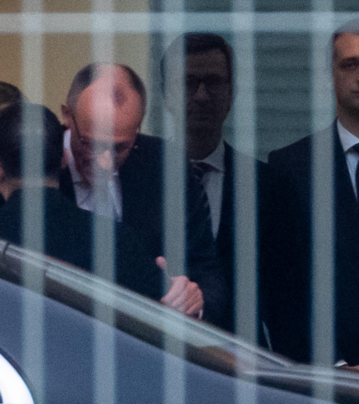 Bundeskanzler Friedrich Merz (CDU, 3.v.l.) begrüßt Wolodymyr Selenskyj (2.v.l.), Präsident der Ukraine, vor den Ukraine-Beratungen im Kanzleramt. 