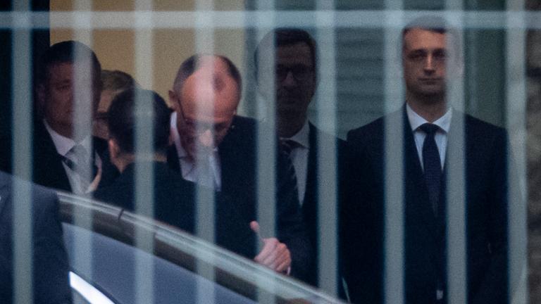 Bundeskanzler Friedrich Merz (CDU, 3.v.l.) begrüßt Wolodymyr Selenskyj (2.v.l.), Präsident der Ukraine, vor den Ukraine-Beratungen im Kanzleramt. 