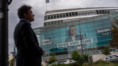Ein Großplakat der Berliner CDU hängt an der Parteizentrale im Konrad-Adenauer-Haus.
