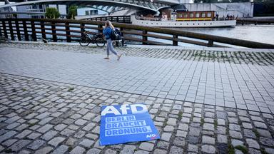 Berlin: Ein Wahlplakat der AfD mit dem Slogan "Berlin braucht Ordnung." liegt am Ufer der Spree im Regierungsviertel auf dem Boden.
