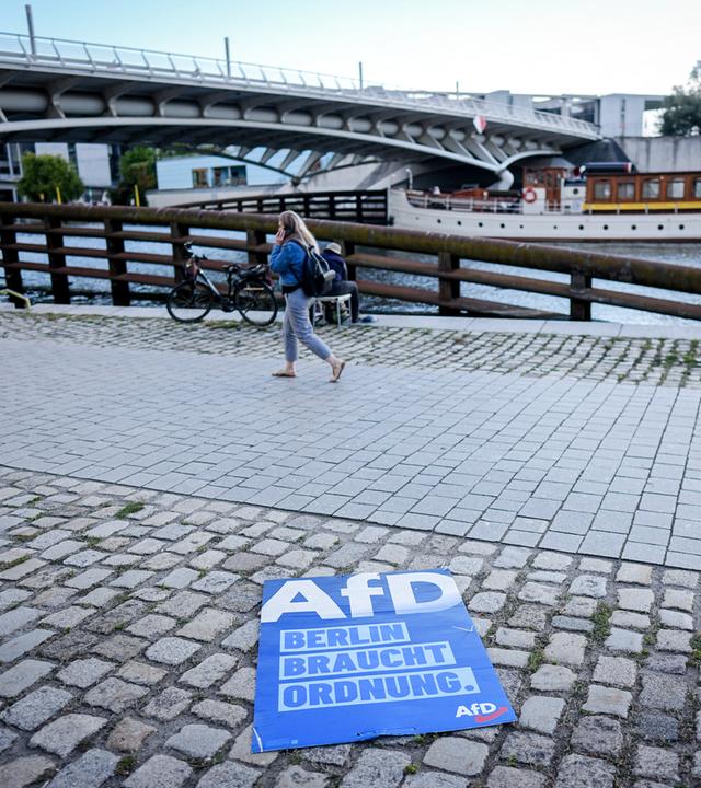 Berlin: Ein Wahlplakat der AfD mit dem Slogan "Berlin braucht Ordnung." liegt am Ufer der Spree im Regierungsviertel auf dem Boden.