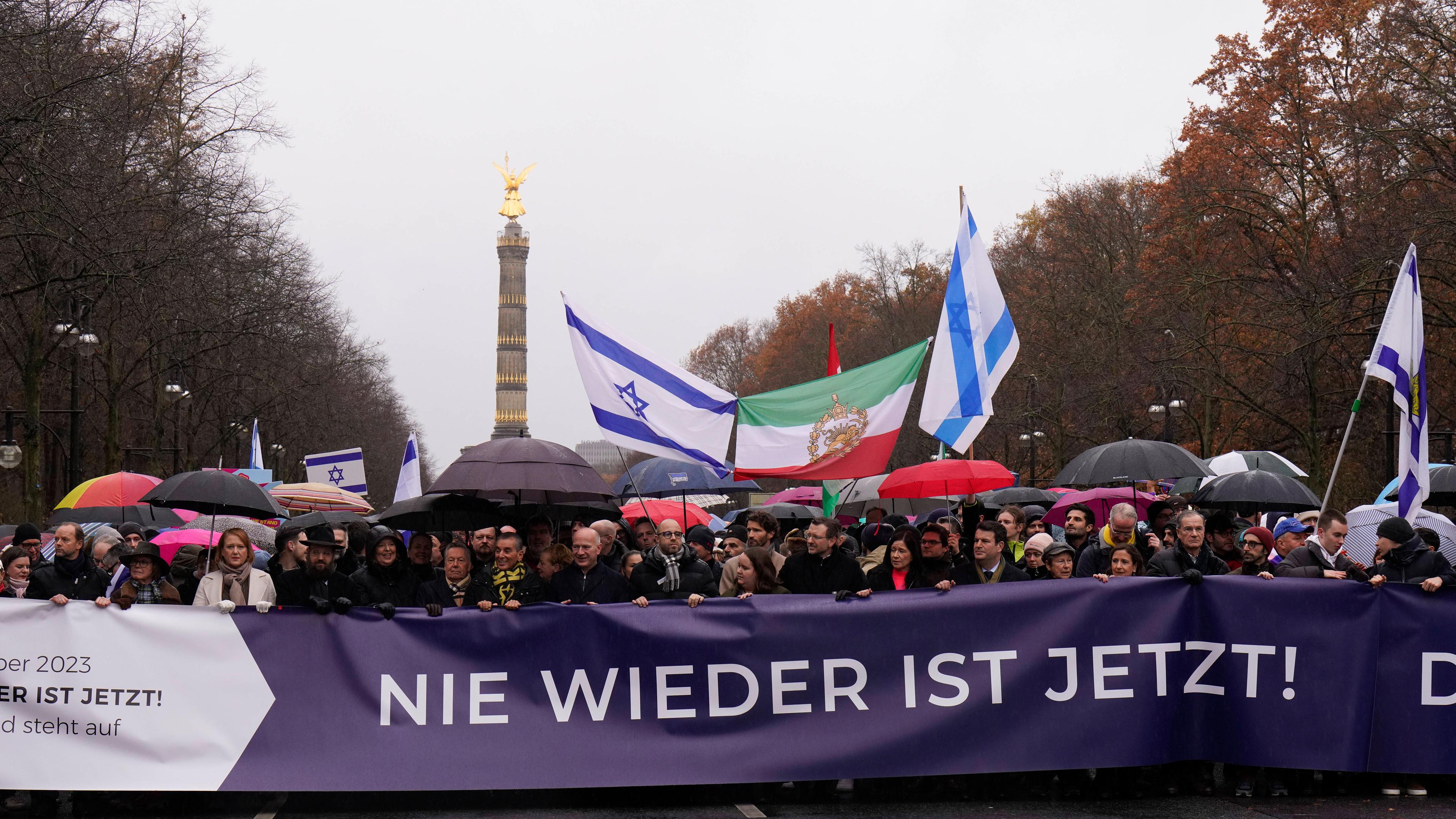 Teilnehmer der Solidaritätskundgebung "Nie Wieder Ist Jetzt!"