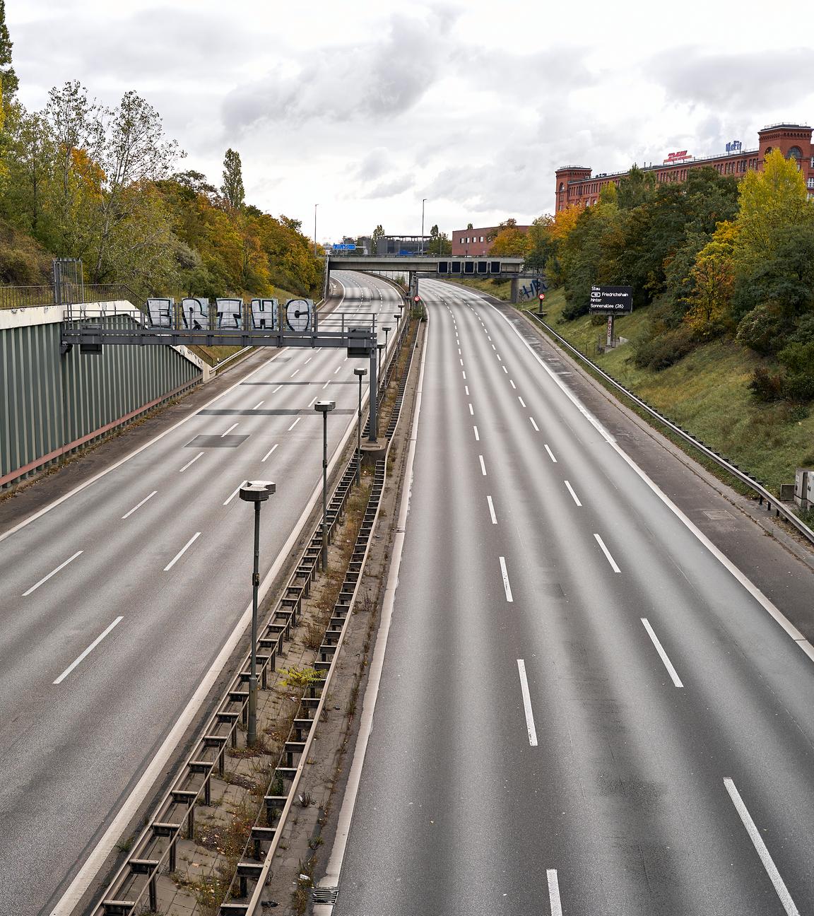 Berlin: Blick auf die leere Autobahn A100.