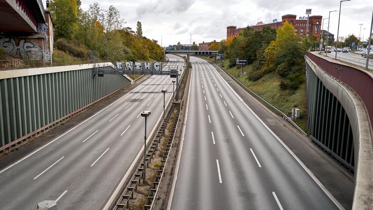 Berlin: Blick auf die leere Autobahn A100.