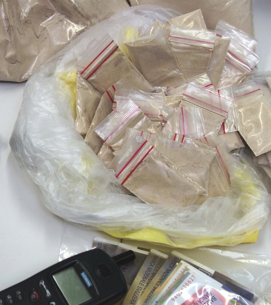 von der Polizei beschlagnahmte Drogen und Waffen