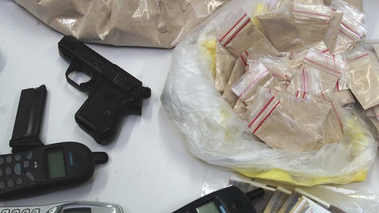 von der Polizei beschlagnahmte Drogen und Waffen