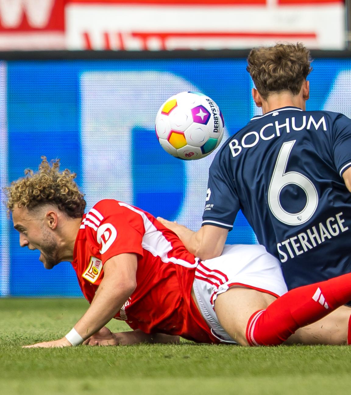 Berlins Benedict Hollerbach landet im Zweikampf mit Patrick Osterhage von VfL Bochum am Boden beim Spiel am 05.05.2024.