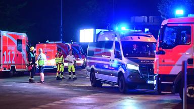 Einsatzfahrzeuge von Polizei und Feuerwehr stehen nach dem Abbruch des Christopher Street Day am Kemperplatz in Berlin