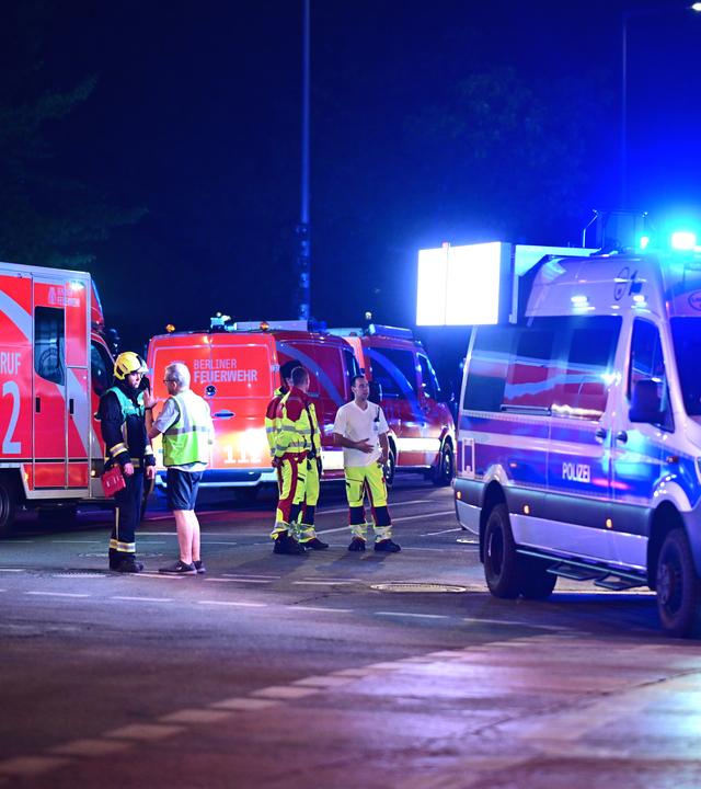 Einsatzfahrzeuge von Polizei und Feuerwehr stehen nach dem Abbruch des Christopher Street Day am Kemperplatz in Berlin