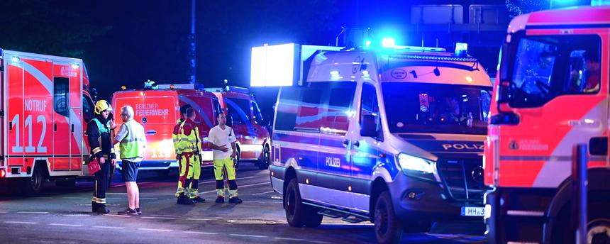 Einsatzfahrzeuge von Polizei und Feuerwehr stehen nach dem Abbruch des Christopher Street Day am Kemperplatz in Berlin
