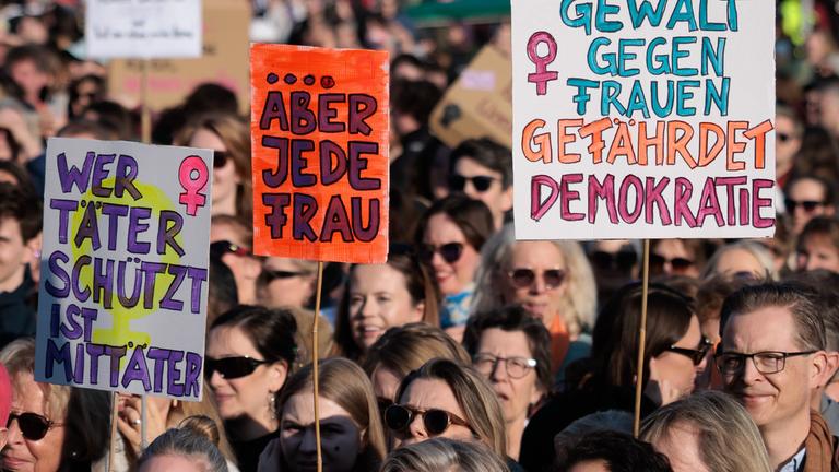 Berlin: Demonstration gegen sexualisierte digitale Gewalt