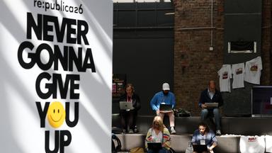 Berlin: Ein Schild zeigt das diesjährige Motto der Digitalmesse re:publica "Never gonna give you up".